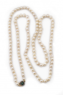 102.  Collar largo de un hilo de perlas cultivadas de 8 mm ,con cierre de símil esmeralda orlada de diamantes en chatones.
