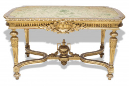522.  Mesa de centro de madera tallada, estucada y dorada de estilo Luis XVI.Trabajo español, h. 1900.
