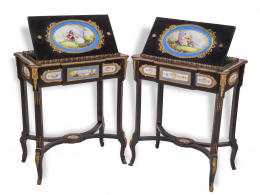 540.  Pareja de jardineras de madera ebonizada, bronce dorado y porcelana esmaltada a la manera de Sévres.Trabajo francés, h. 1890.