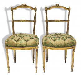 521.  Pareja de sillas de estilo Luis XVI de madera tallada y dorada y tapicería original en capitoné.Trabajo español, h. 1900..