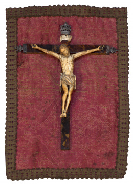 623.  “Cristo crucificado”Figura en marfil tallado sobre cruz en madera y carey con cantoneras de plata. Escuela hispano-flamenca, finales S. XVI - principios S. XVII..