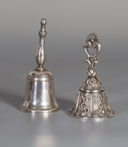 813.  Campana de plata de decoración grabada y cincelada. S. XX..