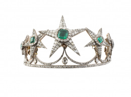 781.  Diadema S. XIX con cinco centros desmontable de estrellas de brillantes de talla antigua, diamantes y piedras verdes