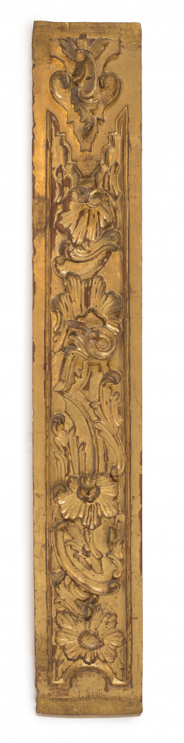 804.  Remate de madera tallada y dorada con rocalla y lambrequín.Trabajo español, pp. del S. XVIII..