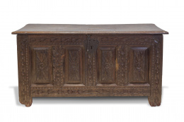 1078.  Arcón de madera tallada de castaño.Trabajo vasco, S. XVIII.