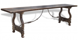 993.  Mesa de refectorio de madera de nogal, con tapa del S. XVII-XVIII, las patas de lira talladas del S. XIXTrabajo castellano.