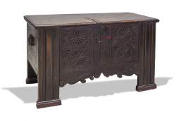 1090.  Arcón de madera de nogal tallado.Trabajo del norte de España, S. XVIII.