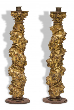 1073.  Pareja de columnas salomónicas.Trabajo español, S. XVII en madera tallada y dorada..