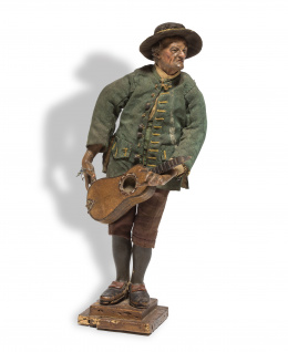 1032.  “Viejo con mandolina” en madera tallada y dorada con ropa original. Escuela napolitana, S. XVIII.