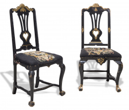 1083.  Pareja de sillas Carlos III de madera lacada de negro y dorada, con tapicería de “gross-point”.Trabajo español, h. 1760.