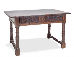371.  Mesa de centro en nogal de decoración tallada geométrica en los cajonesTrabajo castellano, segunda mitad del S. XVII.
