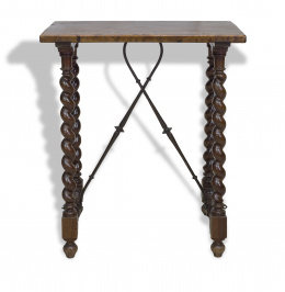 675.  Mesita estilo barroco en madera de nogal, con patas torneadas, S. XX.