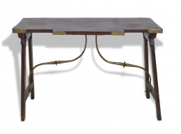 1105.  Mesa en madera de nogal con patas en forma de lira.Trabajo castellano, S. XVIIIFiadores de hierro posteriores.