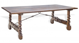 869.  Mesa de comedor en madera de nogal, siguiendo modelos de “pata de lira” del S. XVIII.Trabajo español, S. XIX - XX.