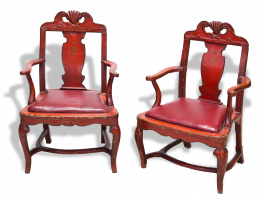 1151.  Pareja de sillas de brazos de madera lacada en rojo con iniciales entrelazadas bajo corona condal,Trabajo español, S. XVIII.