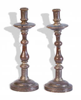 1102.  Pareja de candeleros de madera tallada y corleada.Trabajo español, S. XVII 