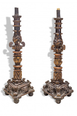 1063.  Pareja de hacheros de madera tallada, policromada y dorada.Trabajo español, quizás norte de España, S. XVII.