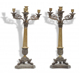 800.  Pareja de candelabros, de cinco luces de época Restauración de bronce dorado y patinado.Trabajo francés, h. 1820.