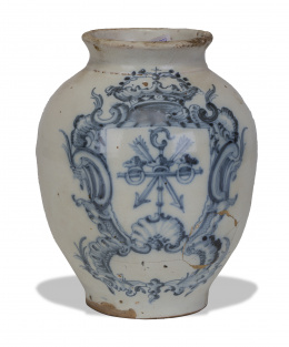326.  Orza de cerámica esmaltada en azul de cobalto con escudo  de la orden de Santo Domingo.Talavera, S. XVIII.