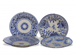 1105.  Plato de cerámica esmaltada en azul de cobalto con flores.Levante, S. XIX.
