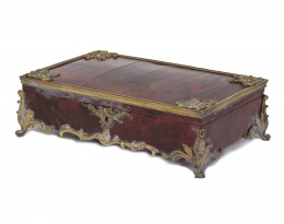 374.  Caja de estilo Luis XV con alma de madera y carey con aplicaciones de bronce dorado.Trabajo francés, S. XIX.