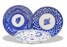 1218.  Plato de cerámica esmaltada en azul de cobalto.Levante, S. XIX..
