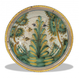1051.  Plato de cerámica esmaltada de la serie del pino.Puente del Arzobispo, XVIII.