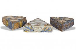 353.  Lote de tres especieros o saleros de cerámica esmaltada de influencia talaverana.Villafeliche, S. XVII.