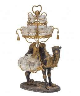 391.  Licorera de bronce patinado con forma de camello y vasos transparentes pintados.Quizás trabajo centroeuropeo, pp. del S. XX.