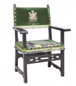 313.  Frailero de madera de nogal con chambrana de “riñoncitos”, tapicería verde y escudo bordado.Trabajo español, S. XVII.