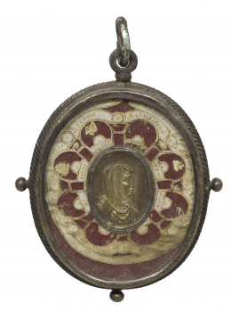 321.  Relicario de dos viriles; papel recortado y pintado y una Virgen de metal grabado, marco de plata a cordoncillo.Trabajo español, S. XVIII.