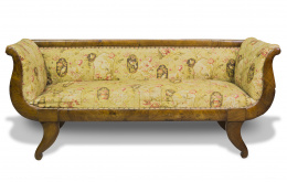 393.  Sofá de madera de nogal.Trabajo español, h. 1830 - 1840.