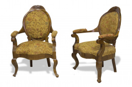 394.  Par de sillas de brazos de madera de nogal.Trabajo español, mediados del S. XIX.