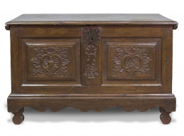 701.  Arcón de madera tallada.Trabajo español, pp. del S. XVIII..