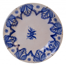 989.  Plato de cerámica esmaltada en azul de cobalto, con hojas y florecita en el asiento, marcado "AS" en el reverso.Fábrica de las Arenas, Manisess, S. XIX.