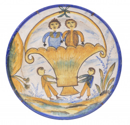 990.  Plato de "boda" de cerámica esmaltada con personajes en esmalte polícromo. Con las iniciales VC en el reverso.Manises, pp. del S. XX
