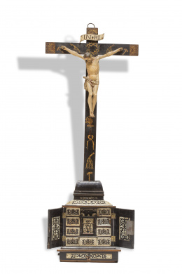1050.  “Cristo” Figura de marfil, con toques de policromía y oro, sobre pequeño cabinet en madera ebonizada con placas de marfil, de la misma época.Escuela hispano-flamenca, segunda mitad del S. XVII.