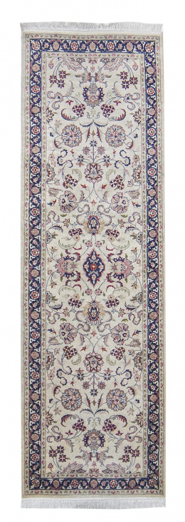703.  Alfombra de pasillo en lana con motivo floral sobre campo blanco.Persia.