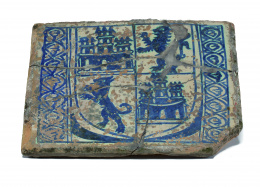 567.  Socarrat, esmaltado en azul cobalto, con el escudo de Castilla y León.Manises, S. XVI .