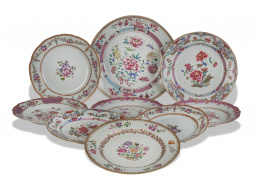 1169.  Conjunto de nueve platos de porcelana con esmaltes de la familia rosa.Trabajo chino para la exportación, S. XVIII.