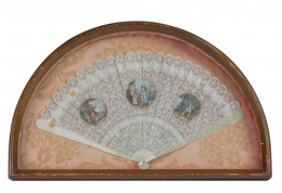 1171.  Abanico brissé de marfil tallado y medallones decorativos pintados.Trabajo cantonés, para la exportación a Europa, h. 1800 .