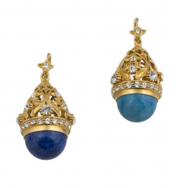 211.  Pareja de charms colgantes en forma de huevo en plata dorada con turquesa de arizona y sodalita, y capuchones labrados con formas vegetales y strass