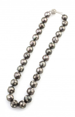 311.  Collar con treinta perlas esféricas de Tahití decoradas con chatones de brillantes engastados en ellas que suman 10 ct aprox