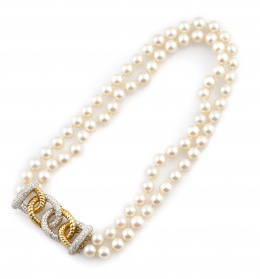 319.  Gargantilla de dos hilos de perlas con gran centro trenzados de brillantes en oro bicolor de 18K