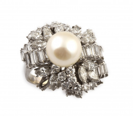 156.  Sortija años 60 con perla entre brillantes y bandas de diamantes talla baguette y navette engastados a diferentes alturas en montura de platino