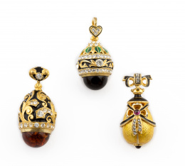 158.  Lote de tres charms colgantes en forma de huevo de pascua en plata vermeill