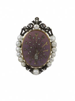 32.  Broche oval victoriano con ágata bicolor central adornada por pavo real de diamantes y oro inciso.