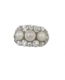 97.  Sortija eduardiana de pp. S. XX con tres perlas naturales rodeadas por orla oval de brillantes de talla antigua