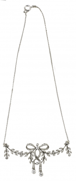 110.  Gargantilla eduardiana de pp.S.XX con un lazo central y decoración de guirnaldas de hojas y flores