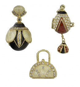 315.  Lote formado por tres charms en forma de huevo de pascua y bolso en plata vermeill